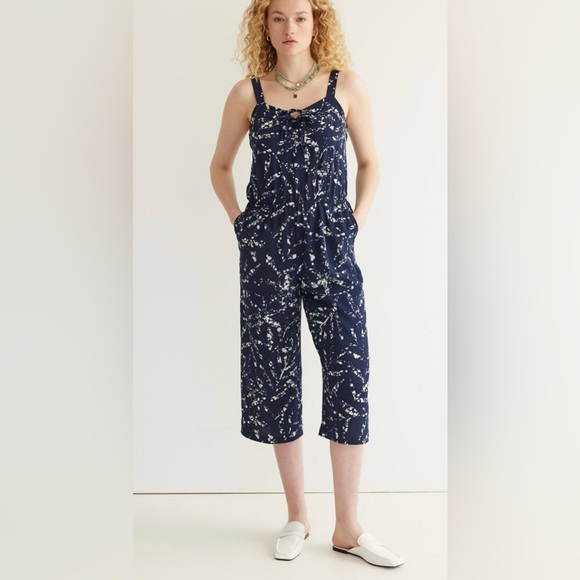 Reitmans Pants - Cr0pped Sleéveless Jumpsuit with V Neckline